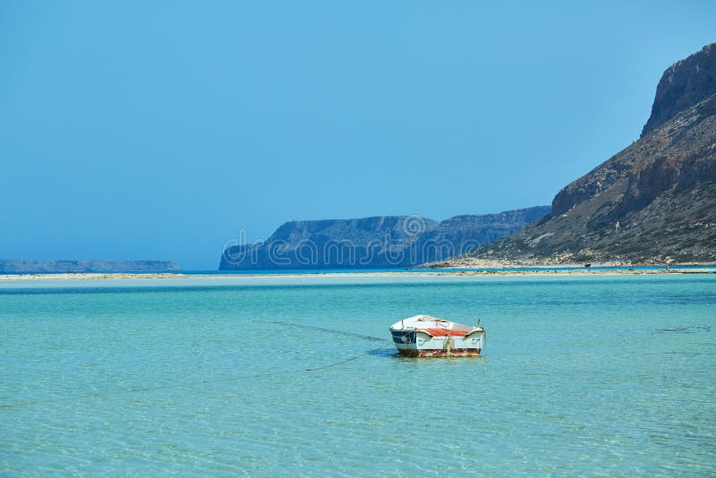 Eenzame lege boot op het Balos-strand, Kreta stock afbeeldingen Eenzame lege boot op het Balos-strand, Kreta stock afbeeldingen