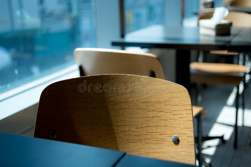 Eenzame stoelen in koffie royalty-vrije stock foto's Eenzame stoelen in koffie royalty-vrije stock foto's