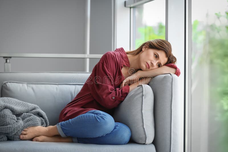 Eenzame vrouw die aan depressie lijden stock foto Eenzame vrouw die aan depressie lijden stock foto