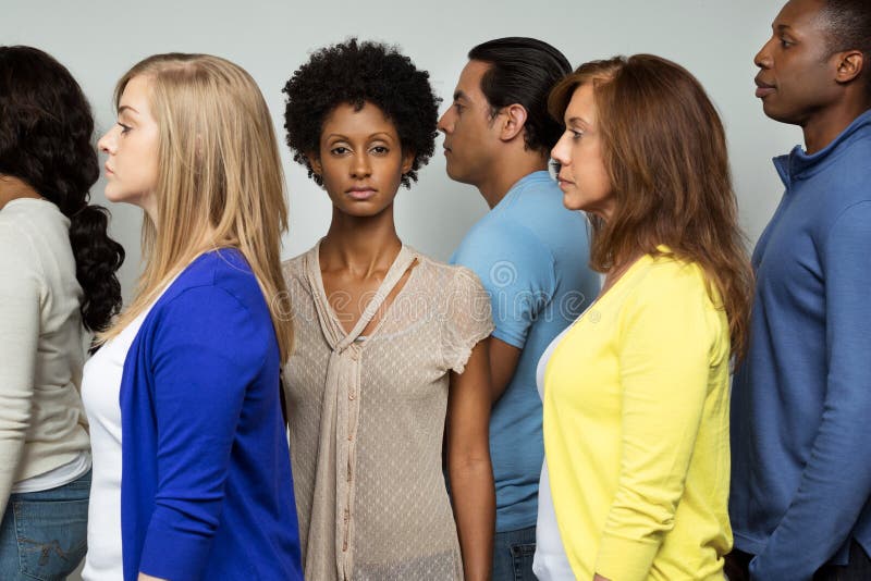 Eenzame vrouw die zich in een menigte bevinden stock afbeelding Eenzame vrouw die zich in een menigte bevinden stock afbeelding
