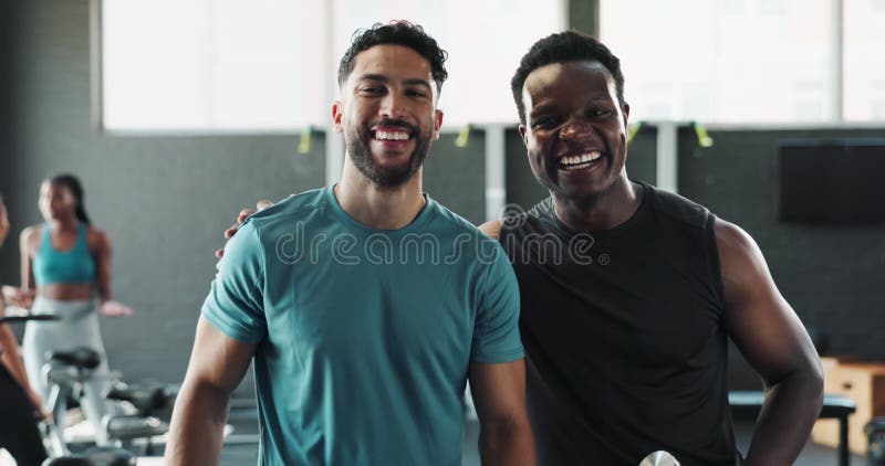 Eerste bobbel fitness en gezicht van mannen in gym voor training en cardio-workout samen. gelukkige vrienden en