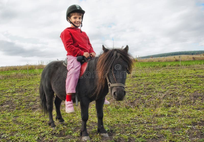 Eerste ponyrittje royalty-vrije stock fotografie
