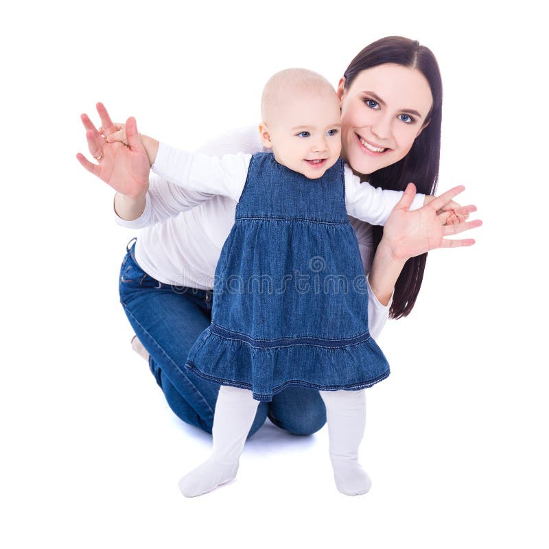 Eerste stapconcept - jonge moeder met babymeisje het leren aan wal royalty-vrije stock afbeeldingen Eerste stapconcept - jonge moeder met babymeisje het leren aan wal royalty-vrije stock afbeeldingen