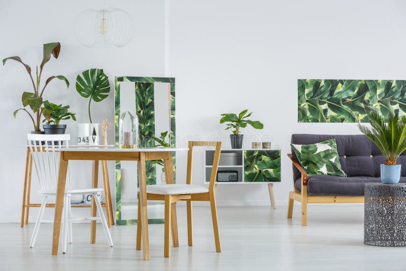 Eetkamer met bank stock afbeelding Eetkamer met bank stock afbeelding