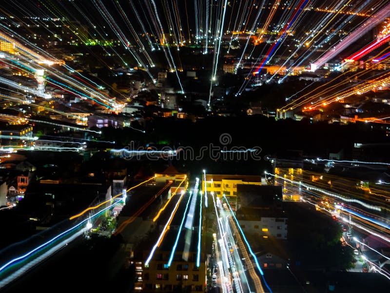 Líneas ligeras con la exposición larga, fondo en la noche oscura, efecto del enfoque de la ráfaga, explosión del extracto del movimiento de la velocidad del enfoque de la luz en la ciudad