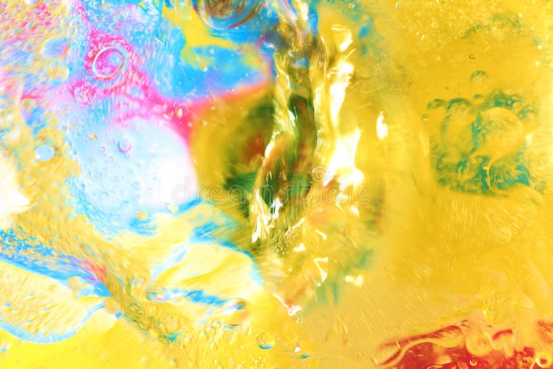 Efectos del color con agua. El extracto espacial coloreó la superficie del movimiento del agua