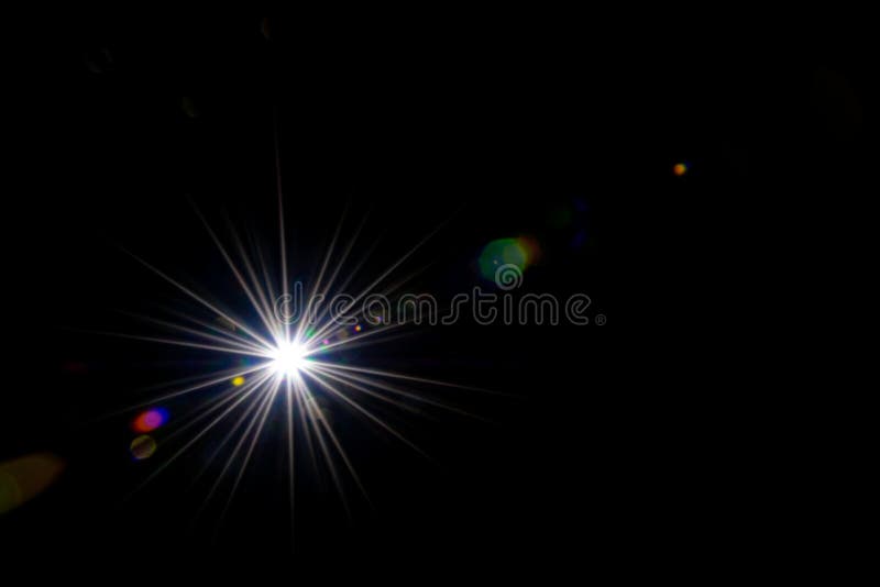 Efeito de raios solares flare sobre fundo negro. luz solar ponto flash ou luz estrela brilhando lente. luzes de foca abstratas
