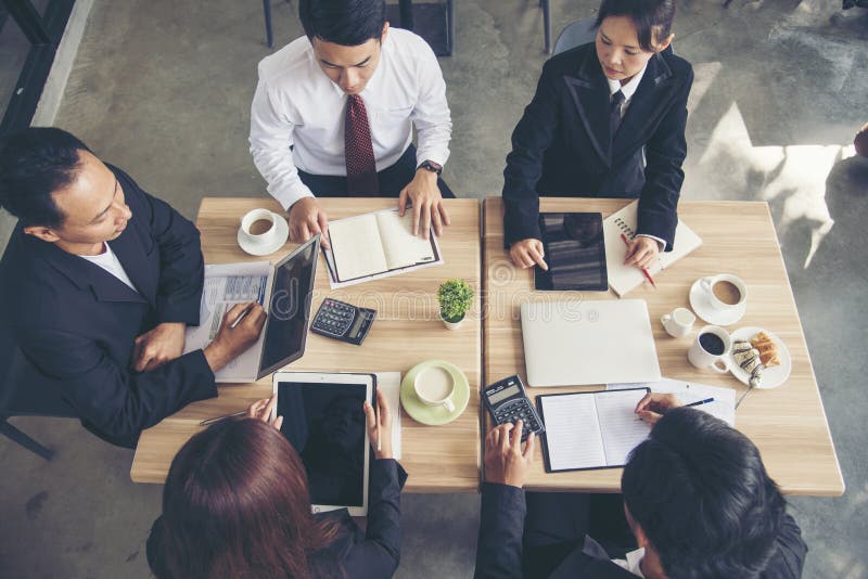 Efektywnie biznesu drużynowy konferencyjny spotkanie Partnerstwa grupa ludzi buduje pomyślną pracę zespołową t?a czarny kolorowa obrazy stock Efektywnie biznesu drużynowy konferencyjny spotkanie Partnerstwa grupa ludzi buduje pomyślną pracę zespołową t?a czarny kolorowa obrazy stock