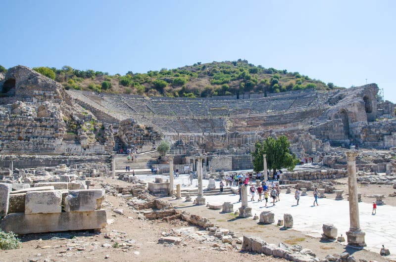Efes τουρκία 12 οκτωβρίου 2015 : οι άνθρωποι επισκέπτονται την αρχαία πόλη της εφέσου.