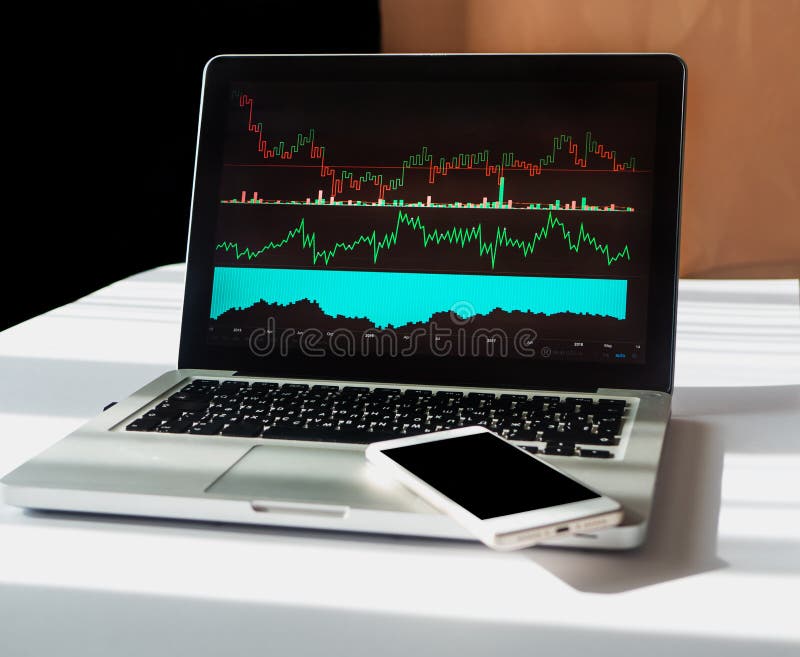 Effectenbeursgrafiek met verschillende indicatoren op laptop Telefoon met exemplaarruimte op laptop royalty-vrije stock afbeelding Effectenbeursgrafiek met verschillende indicatoren op laptop Telefoon met exemplaarruimte op laptop royalty-vrije stock afbeelding