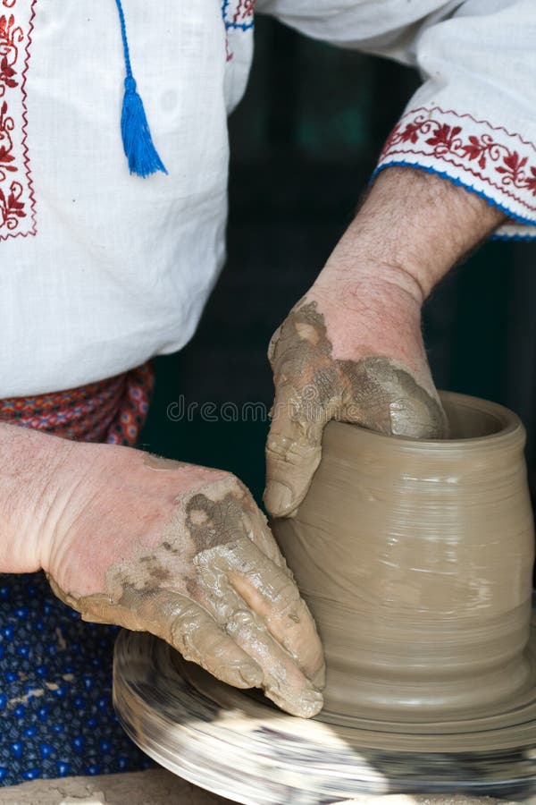 Effectuer traditionnel roumain de poterie photo stock Effectuer traditionnel roumain de poterie photo stock