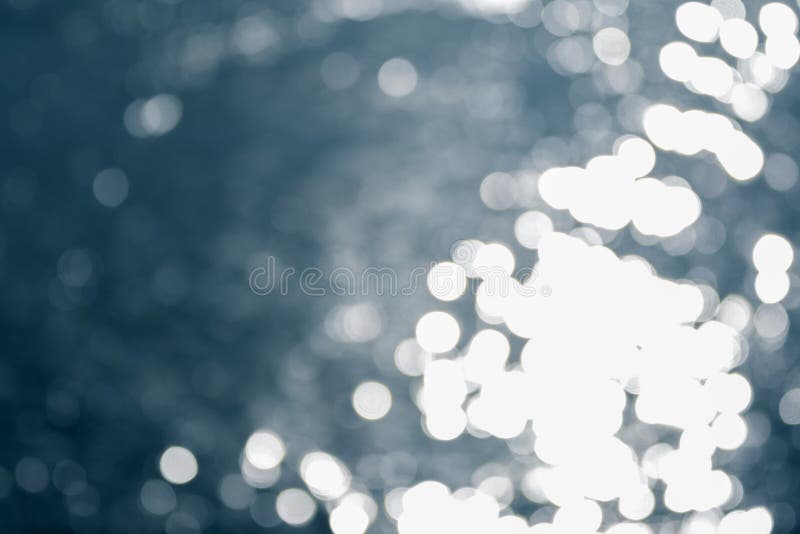 Effet Bokee Le fond de la lentille de la surface de l'eau qui chatouille à la lumière du soleil Les réflexions créent un schéma images stock Effet Bokee Le fond de la lentille de la surface de l'eau qui chatouille à la lumière du soleil Les réflexions créent un schéma images stock