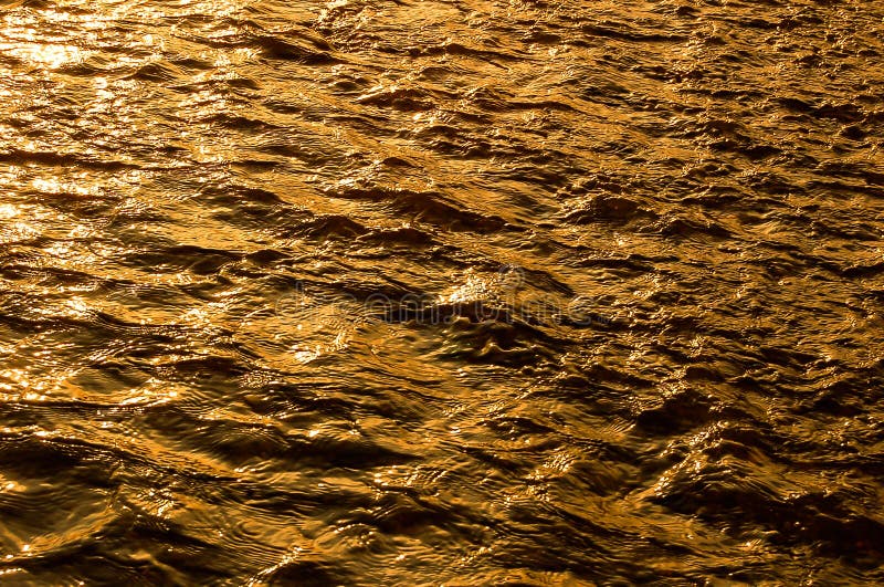 Effet de réflexion de la lumière du soleil sur la rivière de l'or de l'eau arrière-plan photos libres de droits Effet de réflexion de la lumière du soleil sur la rivière de l'or de l'eau arrière-plan photos libres de droits