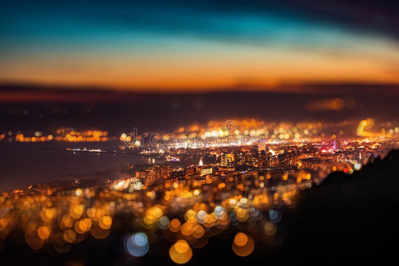 Effet de tache floue de décalage d'inclinaison Panorama de vue aérienne de nuit de ville de Varna photos libres de droits Effet de tache floue de décalage d'inclinaison Panorama de vue aérienne de nuit de ville de Varna photos libres de droits