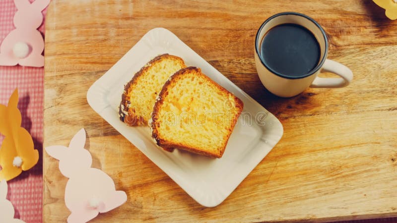Effet ondulé de la femme met une tasse de café sur la table où il ya un gâteau au chocolat. en arrière-plan sont banque de vidéos