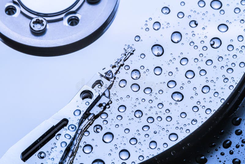 Effetti di azione corrosiva degli elementi sull'azionamento duro immagini stock Effetti di azione corrosiva degli elementi sull'azionamento duro immagini stock