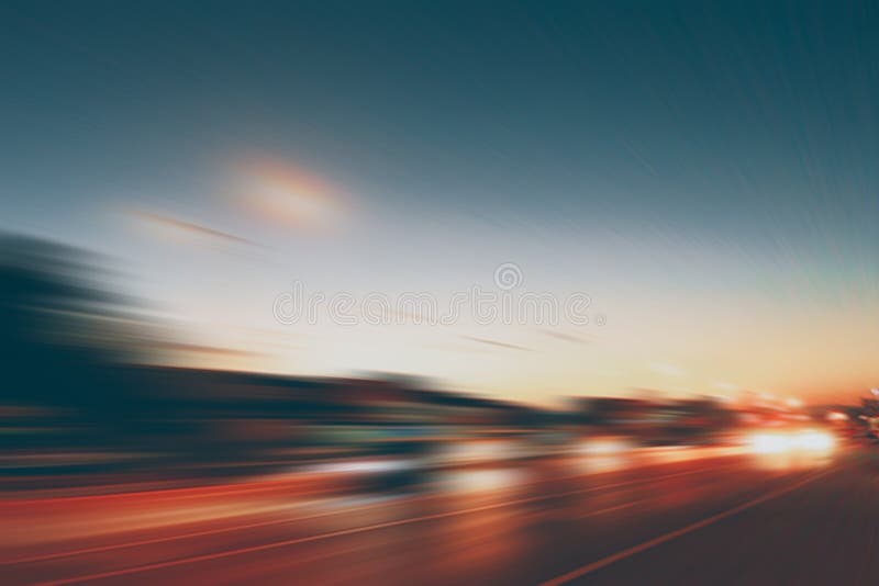 Effetto eccellente di velocità di moto della strada principale della sfuocatura della strada di crepuscolo fotografia stock libera da diritti Effetto eccellente di velocità di moto della strada principale della sfuocatura della strada di crepuscolo fotografia stock libera da diritti