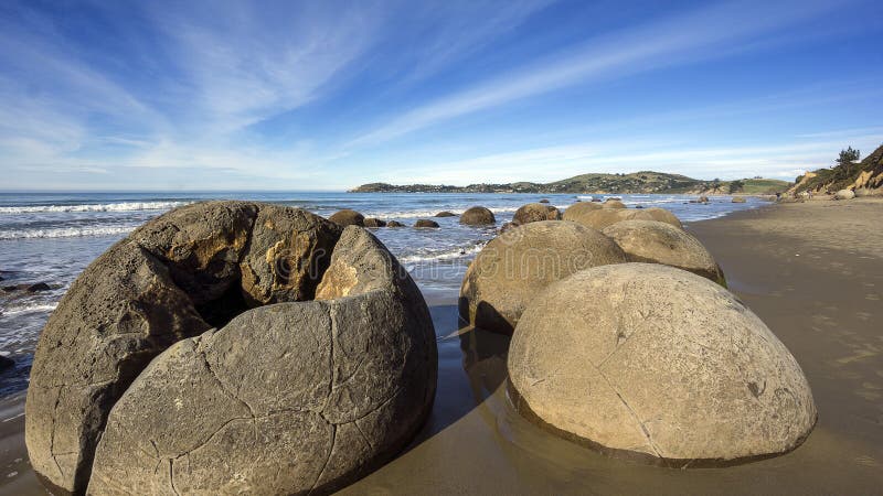 Eftermiddag på de Moeraki stenblocken, Otago, Nya Zeeland arkivbilder Eftermiddag på de Moeraki stenblocken, Otago, Nya Zeeland arkivbilder