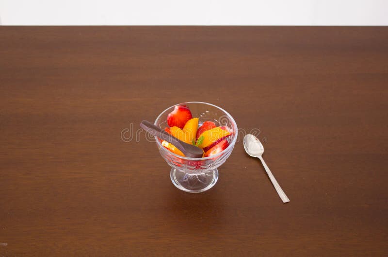 Efterrätt av fruktsallad med chokladskeden royaltyfri foto Efterrätt av fruktsallad med chokladskeden royaltyfri foto