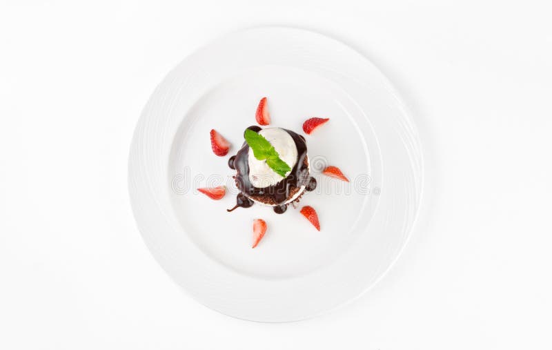 Efterrätt med chokladsockerkakan, vaniljkräm, körsbäret, glass och jordgubbar på en platta på en vit bakgrund royaltyfri fotografi Efterrätt med chokladsockerkakan, vaniljkräm, körsbäret, glass och jordgubbar på en platta på en vit bakgrund royaltyfri fotografi