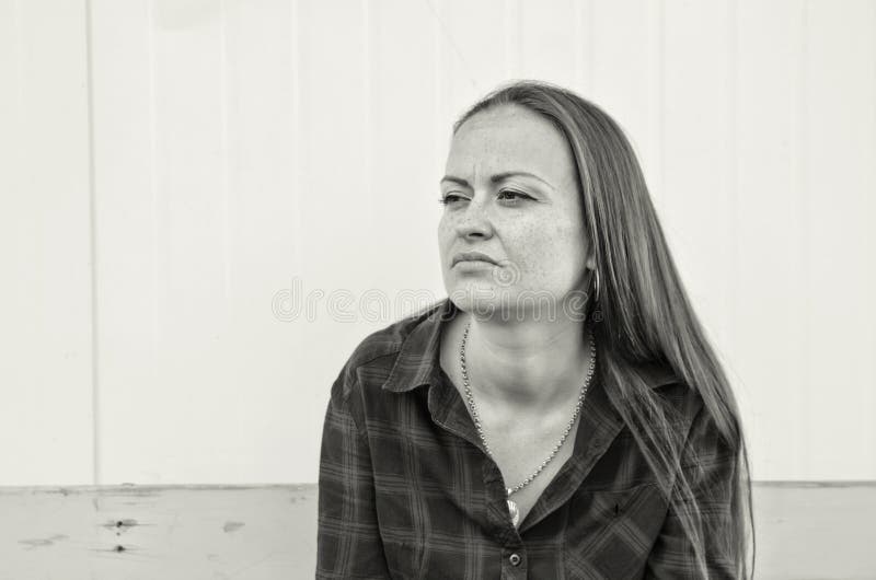 Eftert?nksam h?rlig flicka med l?ngt h?r som sitter p? b?nk Slutet besk?dar arkivfoto Eftert?nksam h?rlig flicka med l?ngt h?r som sitter p? b?nk Slutet besk?dar arkivfoto