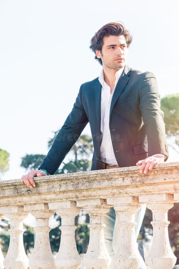 Eftertänksam italiensk man för elegant härlig affär charmig prince royaltyfria bilder Eftertänksam italiensk man för elegant härlig affär charmig prince royaltyfria bilder