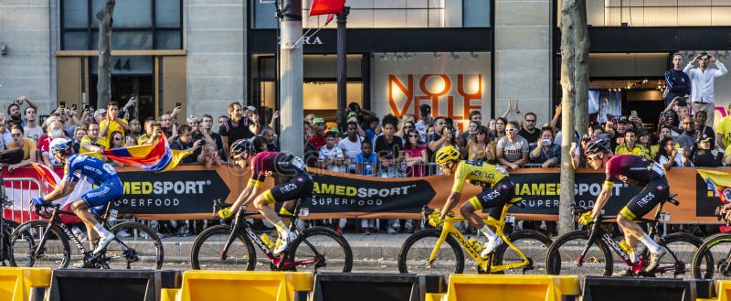 Egan Bernal el ganador del Tour de France 2019 en París en Champs-Elysees en París imagenes de archivo Egan Bernal el ganador del Tour de France 2019 en París en Champs-Elysees en París imagenes de archivo