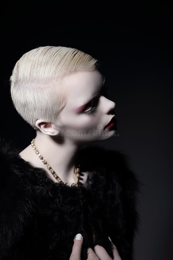Egenart Glamorös välklädd blond kvinna med kort frisyr royaltyfria bilder