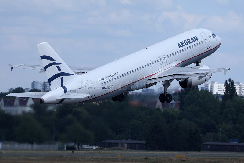 Egeïsch luchtvaartlijnenvliegtuig die aan vakantiebestemmingen vliegen stock fotografie Egeïsch luchtvaartlijnenvliegtuig die aan vakantiebestemmingen vliegen stock fotografie