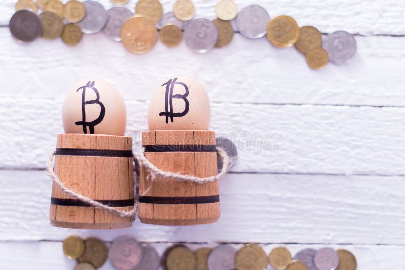 Egg con bitcoin in un piccolo barilotto di legno fotografie stock libere da diritti Egg con bitcoin in un piccolo barilotto di legno fotografie stock libere da diritti
