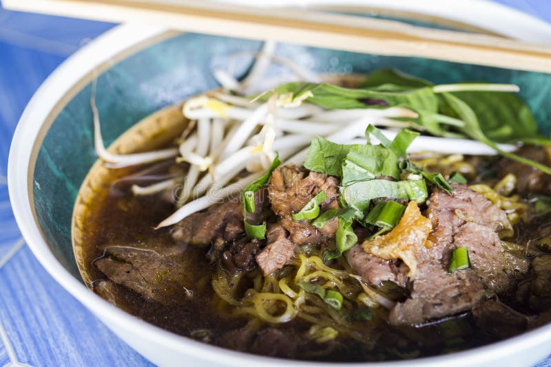 Egg noodle in thick soup with beef