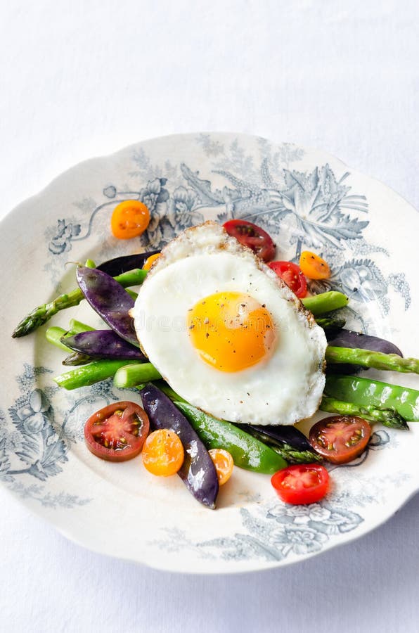 Egg su opzione sana fresca del pasto leggero delle verdure fotografia stock libera da diritti Egg su opzione sana fresca del pasto leggero delle verdure fotografia stock libera da diritti