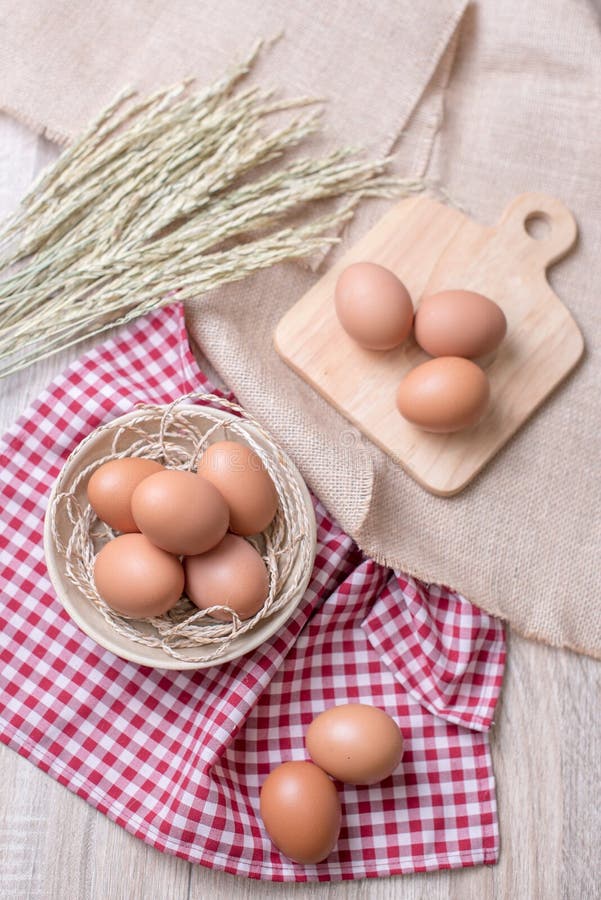 Egg с доской украшения деревянной, шаром, мозолью стоковое фото rf Egg с доской украшения деревянной, шаром, мозолью стоковое фото rf