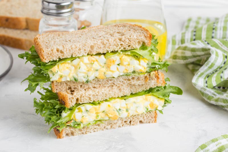 Egg сандвич салата, зеленые цвета, салат, очень вкусный здоровый завтрак стоковое фото Egg сандвич салата, зеленые цвета, салат, очень вкусный здоровый завтрак стоковое фото