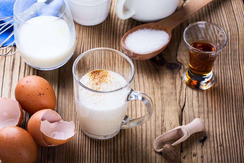 Eggnog για τα Χριστούγεννα, συστατικά στον αγροτικό ξύλινο πίνακα στοκ εικόνες με δικαίωμα ελεύθερης χρήσης Eggnog για τα Χριστούγεννα, συστατικά στον αγροτικό ξύλινο πίνακα στοκ εικόνες με δικαίωμα ελεύθερης χρήσης