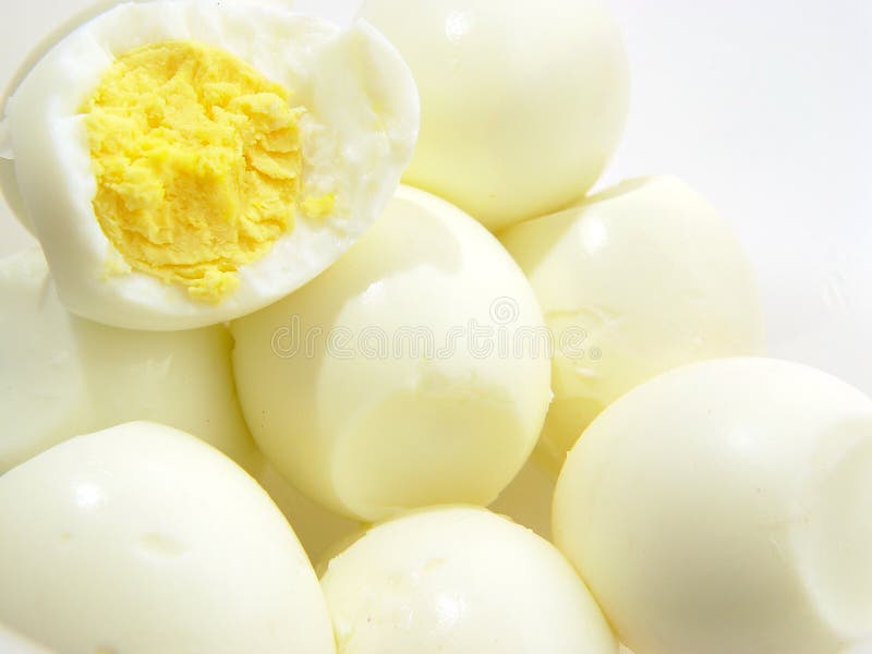 Vařená vejce, jeden žloutek ukazuje.
