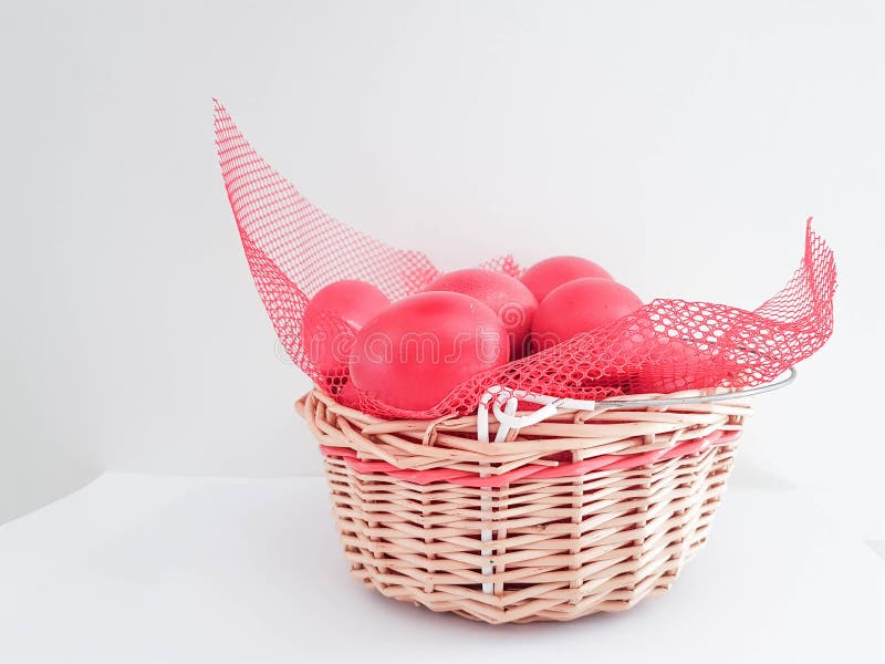 Eggs red in a basket easter background isolated fotografie stock