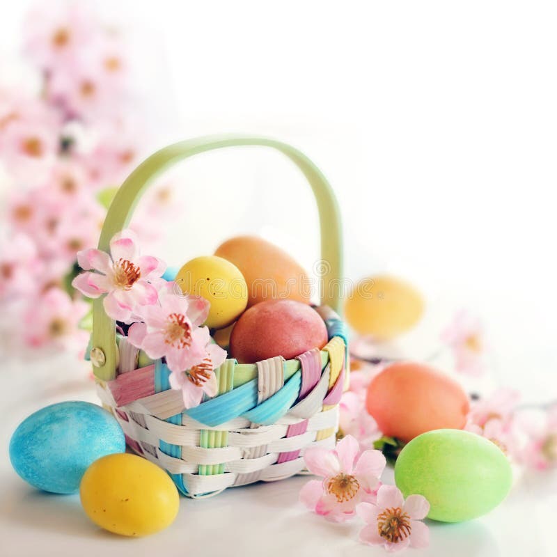 Egs et fleurs de Pâques de ressort dans un panier