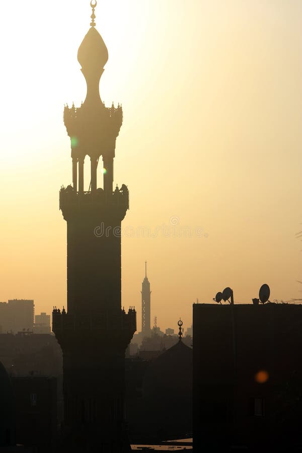 Kairo Tuerm Alt moschee während Sonnenënnergang.
