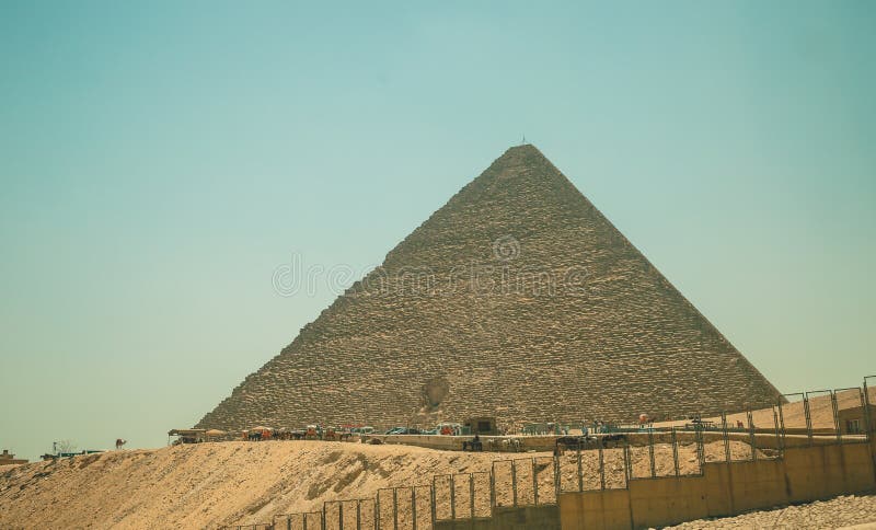 Egypten Kairo; Augusti 19, 2014 - de egyptiska pyramiderna i Kairo royaltyfria foton Egypten Kairo; Augusti 19, 2014 - de egyptiska pyramiderna i Kairo royaltyfria foton
