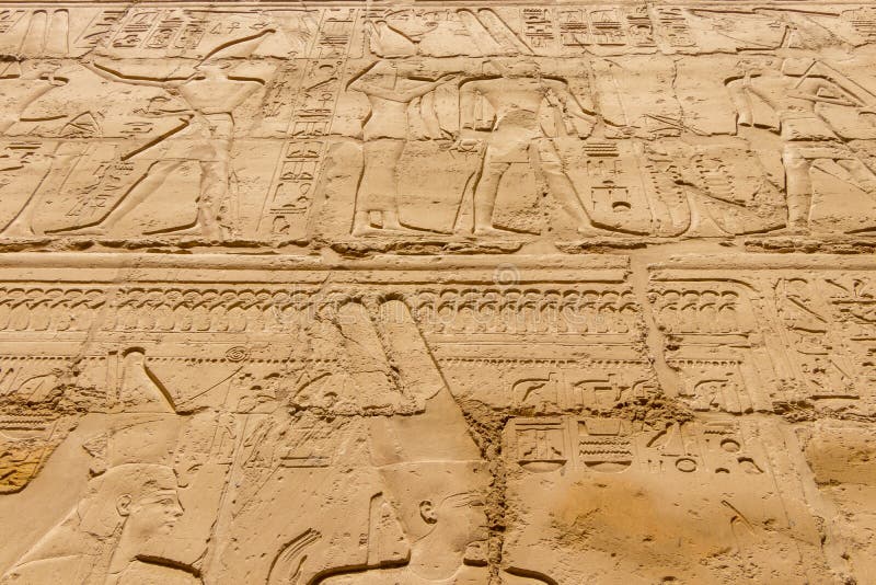 Egyptische hiërogliefen op de muur in Karnak stock foto's Egyptische hiërogliefen op de muur in Karnak stock foto's