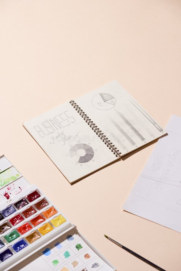 Egzamin pr?bny Up Kreatywnie przestrze? Artystyczni prac narz?dzia na ciemnym drewnianym stole: akwarela, paintbrushes i woda, zdjęcia stock Egzamin pr?bny Up Kreatywnie przestrze? Artystyczni prac narz?dzia na ciemnym drewnianym stole: akwarela, paintbrushes i woda, zdjęcia stock