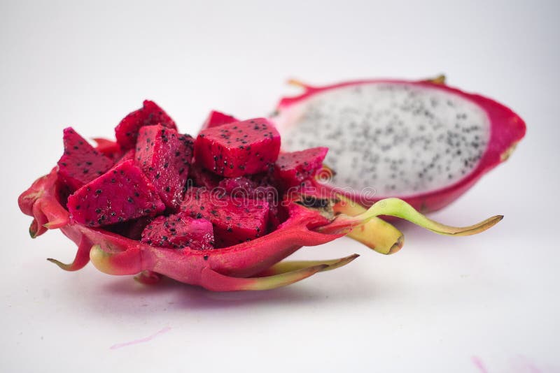 Egzotyczne dojrza? e menchie, biel Pitaya i smok owoc Czerwony Pitahaya. Exotic ripe pink and white Pitaya or Dragon fruit. Red Pitahaya tropical fruit cut in half and cubes on white background