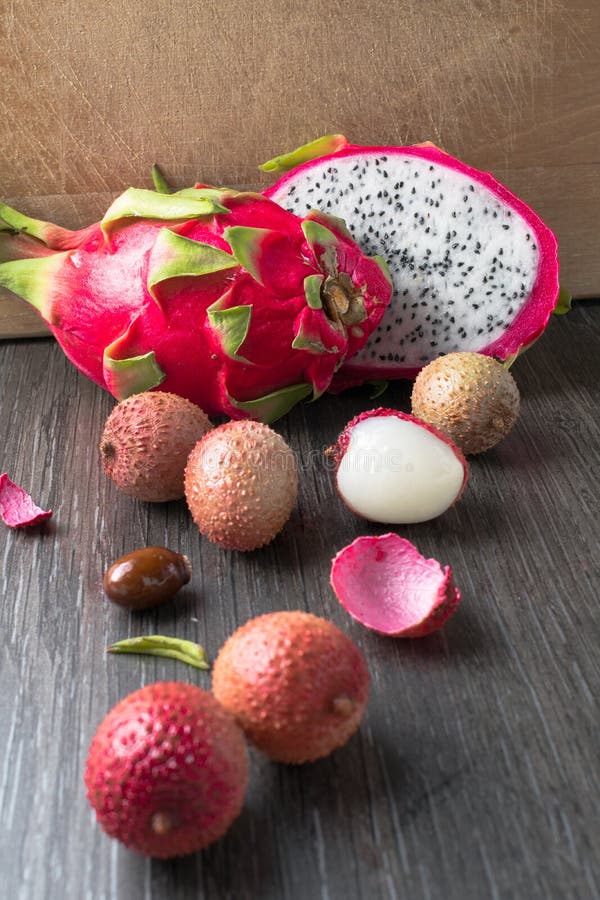 egzotyczni owoc lychees i smok owoc zdjęcia stock egzotyczni owoc lychees i smok owoc zdjęcia stock