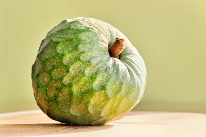 Egzotyczny owocowy cherimoya na zielonym tle zdjęcie stock Egzotyczny owocowy cherimoya na zielonym tle zdjęcie stock