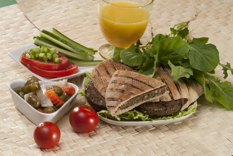 Egípcio Hawawshi com pão e salada do pão árabe fotos de stock Egípcio Hawawshi com pão e salada do pão árabe fotos de stock