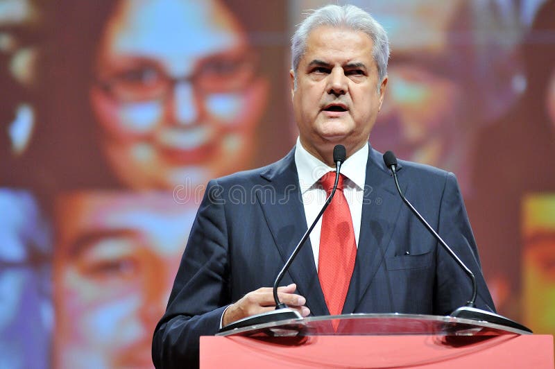 Ehemaliger Premierminister der Körpersprache Rumäniens Adrian Nastase während der Rede lizenzfreies stockfoto Ehemaliger Premierminister der Körpersprache Rumäniens Adrian Nastase während der Rede lizenzfreies stockfoto