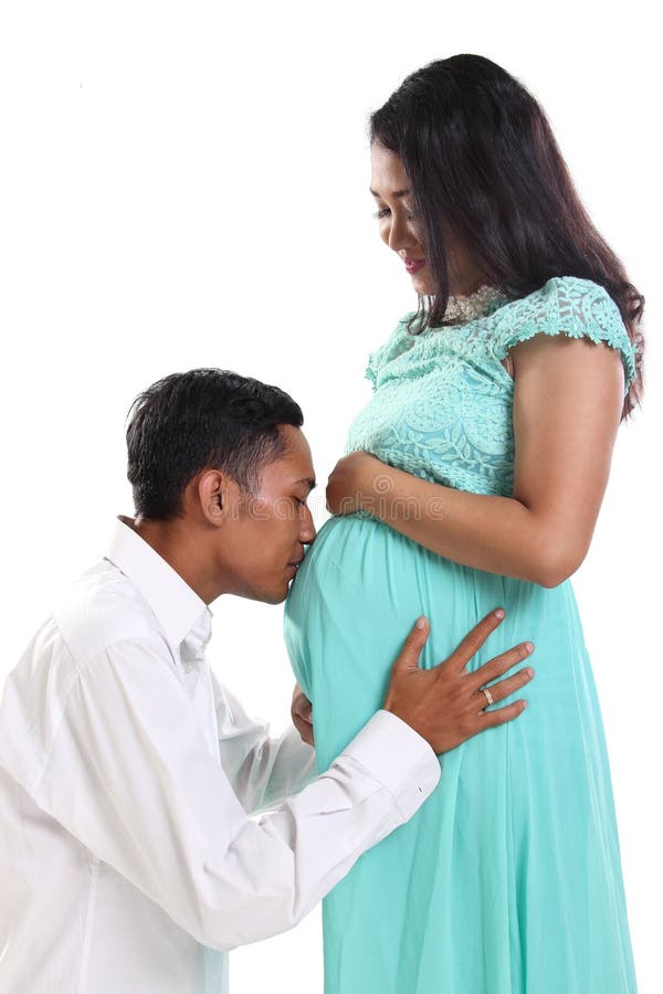 Ehemann, der ihr schwangeres wife& x27 küsst; s-Bauch