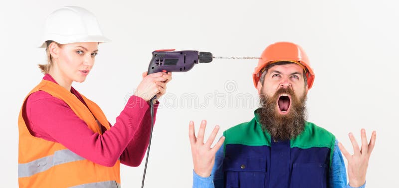 Ehemann gestört von der Frau Erbauer macht Loch im männlichen Kopf lizenzfreies stockfoto Ehemann gestört von der Frau Erbauer macht Loch im männlichen Kopf lizenzfreies stockfoto