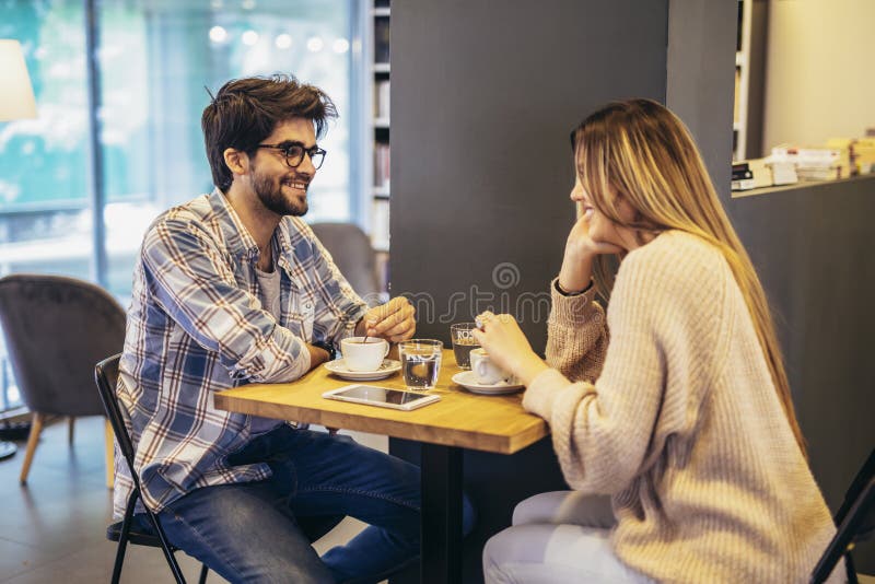 Ehepaar, das sich gerne in einem Café unterhält lizenzfreie stockbilder